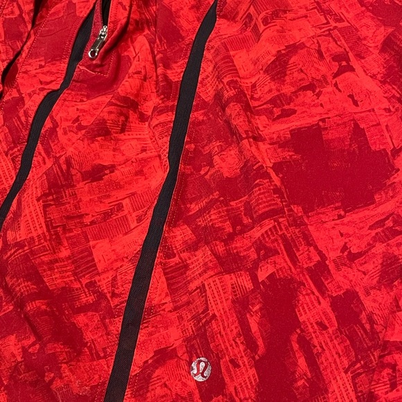 Men’s Lululemon Pace Breaker 9” Lined Red Patterned Shorts - Picture 12 of 14